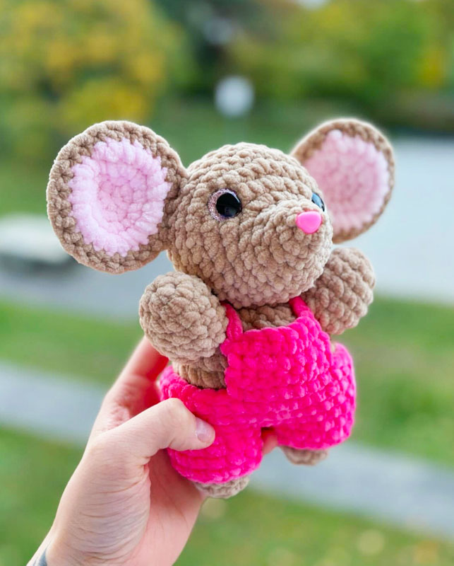 Amigurumi Crochet Plush Teeny Mouse in Pink Overalls Free Pattern-1