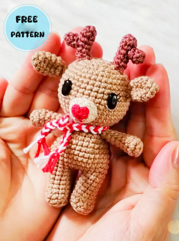 Amigurumi Crochet Christmas Deer with Scarf Free Pattern-1