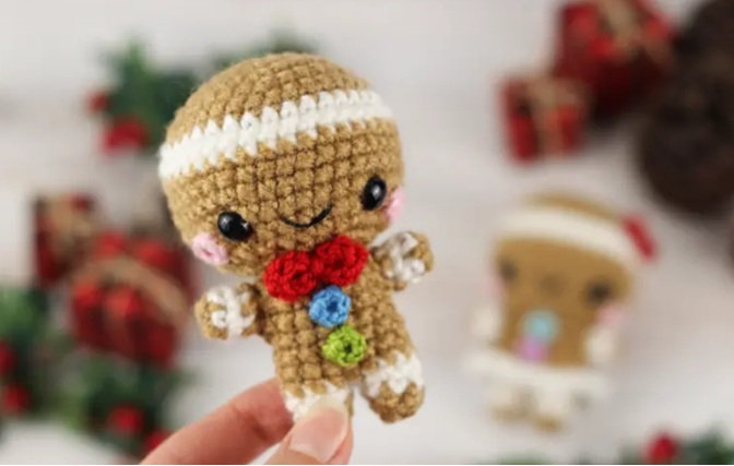Amigurumi Crochet Mini Gingerbread Boy & Girl Free Pattern-1