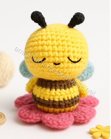 Amigurumi Sleeping Bee Free Pattern - bee-q1p1.jpg